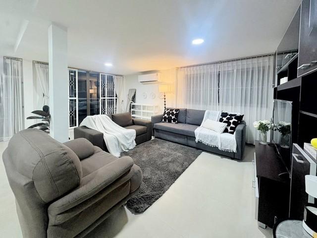 ให้เช่า บ้านเดี่ยว หลังใหญ่ 2 ชั้น ระดับ Luxury 70 ตรว. ห้วยขวาง พร้อมอยู่ ใกล้สถานทูตจีน และ MRT ห้วยขวาง*** ราคาเช่า 110,000 บาท/เดือน- ยินดีต้อนรับผู้เช่าต่างชาติ / บริษัท / ครอบครัว- พิจารณาผู้เช่าที่มีโปรไฟล์และสัญญาเช่าชัดเจนติดต่อ คุณช่อผกา โทร 0616198565 LINE 0616198565สำรอง LINE 0812523279 ส่งลิ้งก์ไว้ได้เลยรหัส# T26-446บ้านเดี่ยวหลังใหญ่ 2 ชั้น ใจกลางห้วยขวาง พร้อมอยู่ระดับ Luxury• ขนาด 70 ตารางวา• 6 ห้อ�