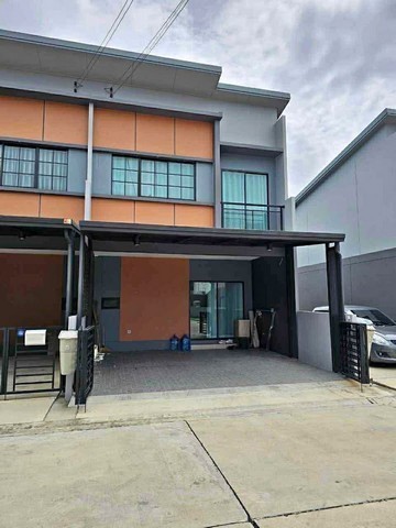 RTJ2221ให้เช่าทาวโฮม2ชั้น หลังมุม โครงการ  สิริ เพลส จรัญ-ปิ่นเกล้า ตำบลมหาสวัสดิ์ อ.บางกรวยเนื้อที่ 18 ตร.วา 4 ห้องนอน 3 ห้องน้ำ  2 ที่จอดรถสนใจติดต่อคุณเจี๊ยบ 092-851-6969Line:keti2522*พร้อมเข้าอยู่ต้นเดือนพฤษภาคม 2569**นัดชมสถานที่ได้สิ้นเดือนเมษายน 2569*ราคาเช่า 22,000/เดือน(รวมค่าส่วนกลาง) ต.มหาสวัสดิ์ อ.บางกรวย จ.นนทบุรีรายละเอียด - ขนาด 18 ตร.วา (หลังมุม)- 4 ห้องนอน 3 ห้องน้ำ- 5 เครื่องปรับอากาศ- ต�