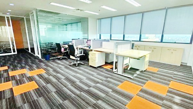 เซ็นทรัล บางนา 10 ม. ให้เช่า-ขาย บนชั้นที่ 16-19 วิวเมืองสวย เอาคารเซ็นทรัล ซิตี้ ทาวเวอร์ บางนา   พื้นที่ภายในกว้าง 46 ตร.ว.186 ตร.ม.  4 ออฟฟิศ 2 น้ำ ใกล้รร.นานาชาติ มอนเตสซอรี่ อะแคเดอมี่ แบงค็อก 400 ม. และลิตเติ้ลวอล์ค บางนา 94,998B-M. ขาย 15.99 ลบ. ทำเลบางนา ติดถนนใหญ่ เหมาะสำหรับสำนักงานธุรกิจ พร้อมเฟอร์ฯสำนักงานครบ เดินทางสะดวก เชื่อมต่อถนนหลักหลายเส้น ใกล้รพ.บางนา 1 300 ม.รถไฟฟ้า ทางด�