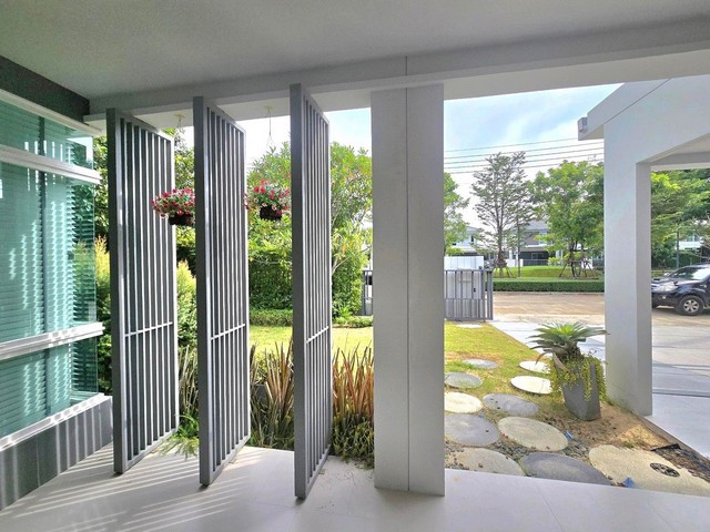 ให้เช่าบ้านเดี่ยว2ชั้นLuxury วิวสวนสาธารณะ กรุงเทพกรีฑาตัดใหม่•112 ตารางวา •4 ห้องนอน 3ห้องน้ำ •2ห้องนั่งเล่น 1ห้องครัว •แอร์ 6เครื่อง•+พร้อมเฟอร์นิเจอร์ครบทุกห้องจอดรถ 6 คัน????โครงการหรู อยู่ถนนกรุงเทพกรีฑาตัดใหม่ ทะลุออกรามคำแหงซอยมิสทีนได้•สวนสาธารณะ,Master Club,สระว่ายน้ำ,ฟิตเนส,ซาวน่า,สตรีม,ระบบ CCTV ,Access Card•ใกล้เซ็นทรัล พระราม 9,เดอะมอลล์ บางกะปิ,เดอะไนน์ พระราม 9,ซีคอนสแ�