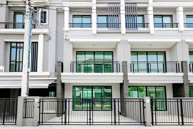 ถ.สุขสวัสดิ์31-37 ทาวน์โฮม 3ชั้น 3นอน 3น้ำ ตลาดพระประแดงอาเขต ใกล้แยกพระประแดง 400 ม. 22 ตร.ว. 260 ตร.ม. 19,998 B-M. ทำเลศักยภาพย่านสุขสวัสดิ์ เหมาะอยู่อาศัย และโฮมออฟฟิศ ใกล้ ห้างบิ๊กซี สุขสวัสดิ์ 400 ม.สถานศึกษา ทางด่วน และแหล่งอำนวยความสะดวกครบครัน ทำเลติดถนนใหญ่ SukSawat Rd. 31-37 3story townhome 3bed 3bath near PhraPradaeng 400m. 22sq.wa. 260sq.m. 19,998B-M  PhraPradaeng Arcade Market  prime location in SukSawat PhraPradaeng area ideal for residential or home office close to BigC SukSawat 400 m. schools expressway and complete amenities located on a main road.ตลาดพร�