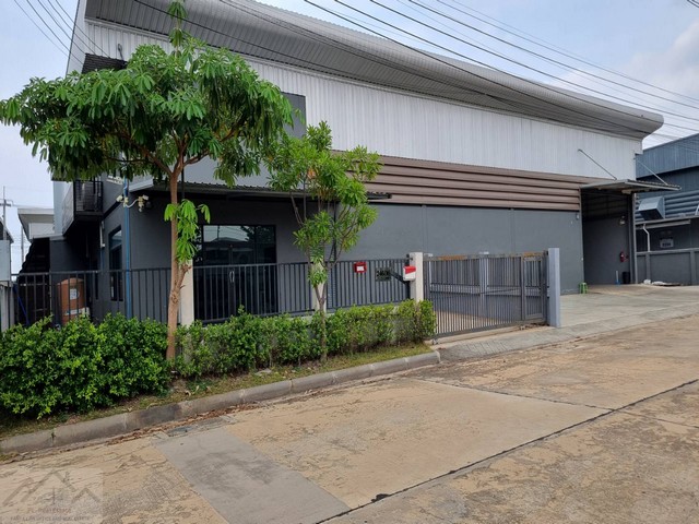 ขาย - ให้เช่าโรงงานพร้อมออฟฟิศ 2 ชั้น บนที่ดิน 260 ตรว. ซอยคิงคอง ถนนเทพารักษ์ สมุทรปราการ*** ราคาขาย 16 ล้านบาท*** ราคาเช่า 85,000 บาท/เดือน ติดต่อ::  ชยา โทร/ID Line:: 0942823961   Link Line:: https://line.me/ti/p/3xFA1An8Kcรหัส# T26-542โรงงานพร้อมออฟฟิศ 2 ชั้น ซอยคิงคอง ถนนเทพารักษ์ สมุทรปราการ• เนื้อที่ 260 ตรว. • พื้นที่ภายในโรงงานประมาณ 450 ตรม. • ออฟฟิศ 2 ชั้น ประมาณ 216 ตรม. • ที่ว่างด้านข้าง 150 ตรม. รวมด้านหน้าและด้านข้าง 200 กว่า