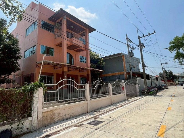 ขายทาวน์โฮม   ฟีนิกซ์ ปาร์ค (ซ.ไอยรา 28) ทำเลศักยภาพ ต.คลองสอง  อ.คลองหลวง  จ.ปทุมธานี รหัส TTR 2830 ขายทาวน์โฮม พื้นที่ระดับคฤหาสน์! ฟีนิกซ์ ปาร์ค (ซ.ไอยรา 28) ทำเลศักยภาพ คลองสอง คลองหลวง – พื้นที่ใช้สอยจุกๆ 3 ชั้น พร้อมที่ดินกว้างพิเศษ!หากคุณกำลังมองหาบ้านที่ให้ความรู้สึกกว้างขวางเหมือนบ้านเดี่ยว แต่ได้ทำเลที่เดินทางสะดวกและโครงสร้างที่มั่นคง รายละเอียดทรัพย์ที่น่�