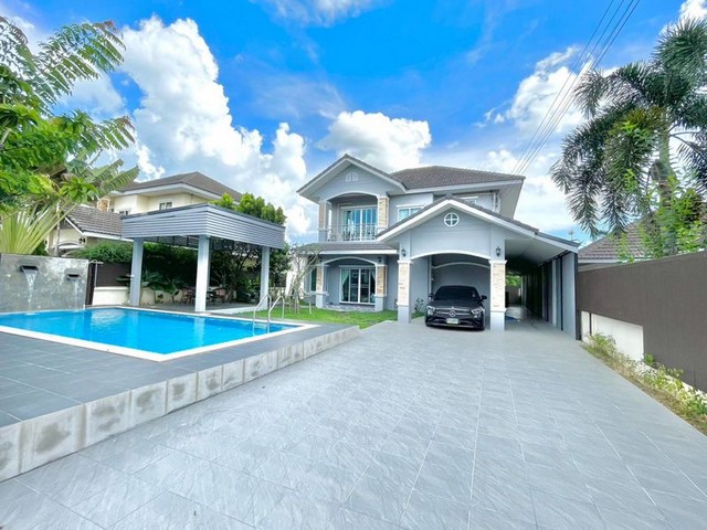 ขายบ้าน Pool Villa เชียงใหม่ ติดวงแหวนรอบ 3 | สันปูเลย ดอยสะเก็ด | ใกล้ Central Festival | พร้อมสระว่ายน้ำส่วนตัว ราคา 7.5 ล้านบาท (ค่าโอนคนละครึ่ง)บ้าน Pool Villa พร้อมอยู่ ทำเลศักยภาพ ติดถนนวงแหวนรอบ 3 เดินทางสะดวก เหมาะสำหรับอยู่อาศัยหรือซื้อเพื่อลงทุนปล่อยเช่าในเชียงใหม่ ที่ตั้ง: ต.สันปูเลย อ.ดอยสะเก็ด จ.เชียงใหม่(หมู่บ้านธนาพรเลคโฮม) รายละเอียดบ้าน4 ห้องนอน3 ห้องน้ำ1 ห้องครัว1 ห้องทาน