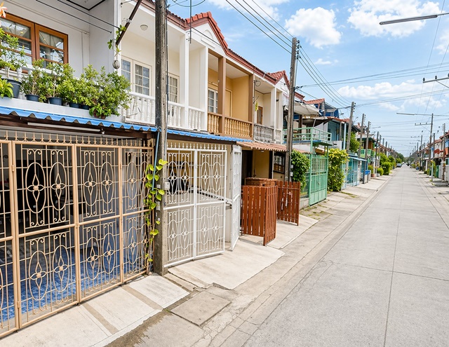 แม็คโคร โลตัสใหญ่ สถานีรถไฟฟ้า BTSคูคต 2.3กม.ลำลูกกาคลอง2-3 ทาวน์เฮ้าส์ หมู่บ้านแอร์ 16 ตรว. 128ตรม.  2-3นอน 3แอร์ ขาย 1,19 ล้านบาท หรือให้เช่า 5,499-6,000 B-MBTS KhuKhot 2.3km Townhouse 2-3beds 2baths Big Lotus Makro LamLukKa 16sq.wah 128sq.m located in LamLukKa Khlong2-3 suitable for living or rental investment at attractive price For sale at 1.19 million baht or for rent. 5,499-6,000 B-Mลำลูกกาคลอง2-3ตำบลคูคต อำเภอลำลูกกา ปทุมธานีขนาด 16 ตร.ว. พื้นที่ใช้สอย 128 ตร.ม.Land size 16 sq.wah usable area 128 sq.mบ้านแสภาพดี พื้นที่ใช้สอยคุ้มค่า รองรับ 2-3 ห้องนอน พร้อมแ