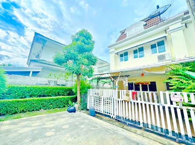 นวลจันทร์54-58 นวมินทร์ 161-165 เลียบด่วนรามอินทรา ทาวน์โฮม 2 ชั้น หลังมุม กว้าง 5.5 เมตร 3นอน 2 น้ำ ใกล้ เพลินนารี่มอลล์ 900 ม. กว้าง โปร่งโล่ง 32ตร.วา.380 ตร.ม. 19,999 B-M.ขาย 4.1 ลบ. ฟังก์ชันครบ พร้อมเฟอร์ฯบางส่วน มีพื้นที่ด้านข้างสำหรับจัดสวน บรรยากาศส่วนตัว เงียบสงบ ทำเลนวลจันทร์ ใกล้ตลาดโพธิ์สุวรรณ 1.2 กม.รถไฟฟ้า และแหล่งไลฟ์สไตล์ เดินทางสะดวก เชื่อมต่อถนนนวลจันทร์ รามอินทราNuanchan 54-58 Nawamin161