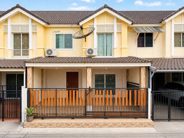 ม.รังสิต 1.88กม.  ทาวน์เฮ้าส์ 2ชั้น 3นอน 2น้ำ ใกล้รถไฟฟ้าสายสีแดง หลักหก 600ม. โปร่งโล่ง  19 ตร.วา. 150 ตร.ม. 9,999 B-M. ฟังก์ชันครบ ทำเลติดถนนโลคัลโรด ใกล้ ม.รังสิต 1.1 กม.ศูนย์การค้า และตลาดรังสิต เดินทางสะดวก เชื่อมต่อหลายเส้นทาง เหมาะอยู่อาศัย หรือโฮมออฟฟิศRangsit University 1.88km. Two-story townhouse 3bed 2bath near Red Line MRT LakHok station 600 m. away Spacious 19 sq.wa. 150 sq.m. 9,999 B-M. Fully functional located on a local road 1.1 km. from Rangsit University shopping centers and Rangsit market Convenient transportation connects to multiple routes suitable for residential use or home of