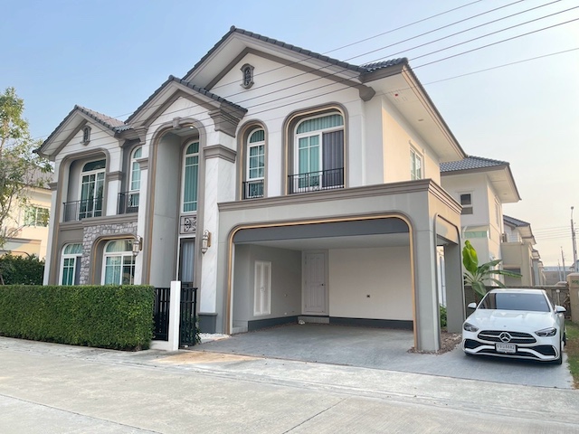 BH3969 ขายหรือให้เช่าบ้านเดี่ยว Grandio Bangna KM.5 บางแก้ว บางพลี สมุทรปราการ บ้านใหม่พร้อมอยู่ ใกล้ Mega Bangnaติดต่อ Agent คุณบัว (Bua)Tel: 093-646-4597 LINE ID: Bua093ราคาขาย 15.65 ล้านบาท (สุทธิ)ราคาเช่า 115000 บาทต่อเดือนรายละเอียดทรัพย์ขายและให้เช่าบ้านเดี่ยว 2 ชั้น โครงการ Grandio Bangna KM.5 ทำเลบางนา บางแก้ว อำเภอบางพลี จังหวัดสมุทรปราการ บ้านใหม่ปล่อยเช่าครั้งแรก ตกแต่งสไตล์ Modern Classic โทนอบอุ่น มินิมอล พร้อมเฟอร์นิเจอ�