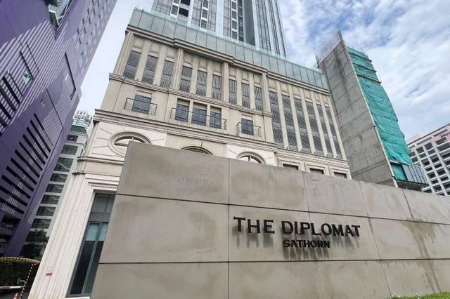    ขายคอนโดหรู เดอะ ดิโพลแมท สาทร  ทำเลใจกลางเมืองใกล้ศูนย์กลางย่านธุรกิจสาทร ติด BTS สุรศักดิ์ 100 เมตร  ถนนสาทรเหนือ เขตบางรัก กรุงเทพ   ราคา  18,900,000   บาท  (ราคาต่อรองได้)  รายละเอียดทรัพย์ -  พื้นที่ใช้สอย 97 ตร.ม. -  3 ห้องนอน 3 ห้องน้ำ    พิกัดทรัพย์ : https://maps.app.goo.gl/GZ5QDqBzDtLGG9mE8  สถานที่ใกล้เคียง   -  เซ็นทรัล สีลม คอมเพล็กซ์ -  โรงเรียนอัสสัมชัญ บางรัก -  โรงพยาบาลเซนต์หลุยส์  -  BTS สุรศักดิ์  รหัสท�