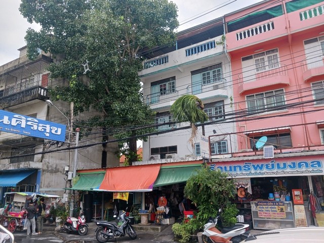    ขายอาคารพาณิชย์ 3 ชั้น ดอนเมือง กรุงเทพ  แขวงสีกัน เขตดอนเมือง กรุงเทพ  ราคา   3,090,000  บาท  (ราคาต่อรองได้)  รายละเอียดทรัพย์ -  เนื้อที่ 26.8 ตร.ว.   พื้นที่ใช้สอย 276 ตร.ม. -  5 ห้องนอน 3 ห้องน้ำ   -  ที่จอดรถ 2 คัน -  บ้านหันไปทางทิศ ตะวันตกเฉียงใต้  พิกัดทรัพย์ : https://maps.app.goo.gl/LELsJ3Zgu518sHqm6  สถานที่ใกล้เคียง   -  ท่าอากาศยานดอนเมือง -  ตลาดโอโซนวัน ดอนเมือง -  วัดดอนเมือง พระอารามหลวง -  สถานีรถไฟฟ้าสายส�