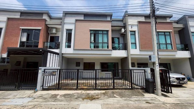    ขาย ทาวน์เฮ้าส์ 2 ชั้น โครงการ  เวิร์ฟ เพชรเกษม    แขวงหนองค้างพลู เขตหนองแขม กรุงเทพ  ราคา  4,599,000  บาท  (ราคาต่อรองได้)  รายละเอียดทรัพย์ -  เนื้อที่ 29.2 ตร.ว. -  3 ห้องนอน 2 ห้องน้ำ   -  ที่จอดรถ 2 คัน -  บ้านหันไปทางทิศ ตะวันออกเฉียงใต้  พิกัดทรัพย์ : https://maps.app.goo.gl/UFKXFi5dt6jN3jPG6  สถานที่ใกล้เคียง   -  โฮมโปร เพชรเกษม -  โรงพยาบาลวิชัยเวช อินเตอร์เนชั่นแนล หนองแขม -  บิ๊กซี เพชรเกษม หลักสอง -  วัดอุดมร�