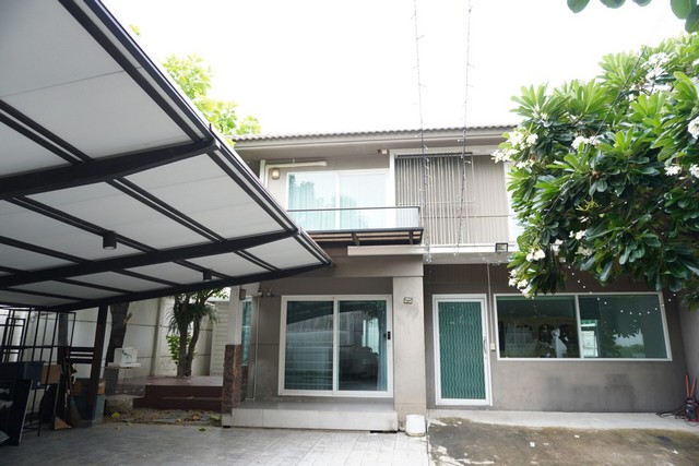   ขายบ้านเดี่ยว โครงการ ชัยพฤกษ์ รามอินทรา-วงแหวน 2  ห่างจาก แฟชั่นไอส์แลนด์ 4.7 กม.  แขวงบางชัน เขตคลองสามวา กรุงเทพ  ราคา  6,500,000   บาท  (ราคาต่อรองได้)  รายละเอียดทรัพย์ -  เนื้อที่ 80.5 ตร.ว.  พื้นที่ใช้สอย 200 ตร.ม. -  3 ห้องนอน 3 ห้องน้ำ   -  ที่จอดรถ 5 คัน  พิกัดทรัพย์ : https://maps.app.goo.gl/6buHwBPYA2zDsEDR6  สถานที่ใกล้เคียง   -  แฟชั่นไอส์แลนด์  4.7 กม. -  โรงพยาบาลสินแพทย์รามอินทรา  6.9 กม. -  สวนสยาม  7.6 กม.  รหัสทรัพย์ (Code I