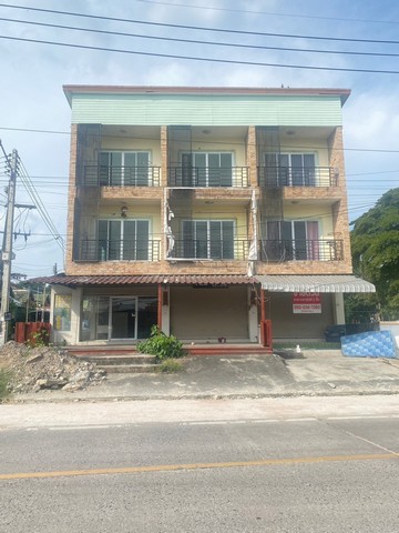   ขาย บ้านเดี่ยว/ทาวน์เฮ้าส์/คอนโด โครงการ ขายอาคารพาณิชย์ 3 ชั้น บ้านเฮงรุ่งโรจน์   ถนน/ซอย ตำบล สุรศักดิ์ อำเภอ ศรีราชา จังหวัด ชลบุรี  ราคา    3,200,000  บาท   ราคาโปรโมชั่นถึง 31 พฤษภาคม 2569  รายละเอียดทรัพย์ -  เนื้อที่ 25.00  ตารางวา  พื้นที่ใช้สอย 168.00ตารางเมตร -  บ้านหันไปทางทิศ ตะวันตกเฉียงใต้  พิกัดทรัพย์ : https://maps.app.goo.gl/cRuLbBjF3gsFwqE28  สถานที่ใกล้เคียง   -  โลตัส ศรีราชา - ตลาดนัดนาพร้าว วันอัง�