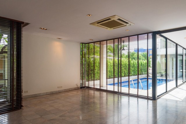 ให้เช่าบ้านเดี่ยว4ชั้นพร้อมสระส่วนตัวย่านอารีย์พญาไท750ตร.ม.ใกล้BTSอารีย์กระทรวงการคลังเหมาะอยู่อาศัยและทำโฮมออฟฟิศ สปา คลีนิค โฮสเทลราคาเช่า 220,000 บาท / เดือน( สัญญา 3 ปี ล่วงหน้า 1 เดือน ประกัน 3 เดือน )ราคาเช่าทำธุรกิจ 300,000 บาท / เดือน ( สัญญา 3 ปี ล่วงหน้า 1 เดือน ประกัน 3 เดือน )ราคานี้สำหรับ partially furnished (ห้องนอน master, ห้องนั่งเล่น, ห้องทานข้าว)หากต้องการ fully furnished หรือ unfurnished คุยราคากั�