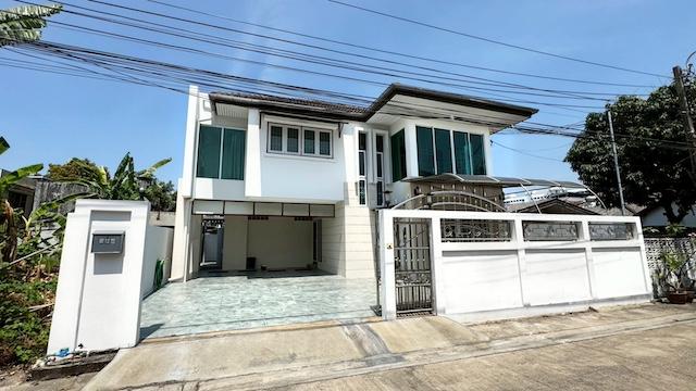 ขาย/ให้เช่าบ้านเดี่ยว 2 ชั้น พัฒนาการ 50 ศรีนครินทร์ หมู่บ้านเคหะนคร 3 ใกล้ MRT หัวหมาก จอดรถได้ 6 คัน บ้านใหญ่ ทำเลดีติดต่อ Agent คุณบัว (Bua)Tel: 093-646-4597LINE ID: Bua093ขายและให้เช่าบ้านเดี่ยว 2 ชั้น ทำเลพัฒนาการ – ศรีนครินทร์ ในหมู่บ้านเคหะนคร 3 ซอยพัฒนาการ 50 เดินทางสะดวก ใกล้ MRT หัวหมาก ใกล้ห้างและทางด่วน เหมาะสำหรับอยู่อาศัยหรือทำโฮมออฟฟิศทำเล: ซอยพัฒนาการ 50 แขวงสวนหลวง เขตสวนหลวง กรุ�