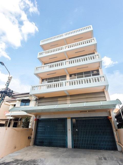 ขายตึกแถวขนาดใหญ่ 6.5 ชั้น ทำเลทอง ประชาราษฎร์บำเพ็ญ ซอย 5 ใกล้ MRT ห้วยขวาง เพียง 600 เมตร เหมาะทำเป็น Office ธุรกิจ หรือทำเป็น Hotel*** ราคาขาย 16 ล้านบาท ฟรีโอนติดต่อ:: ชยา โทร/ID Line:: 0942823961Link Line:: https://line.me/ti/p/3xFA1An8Kcรหัส# T26-465ตึกแถวขนาดใหญ่ 6.5 ชั้น ทำเลทอง ประชาราษฎร์บำเพ็ญ ซอย 5 ใกล้ MRT ห้วยขวาง เพียง 600 เมตร- ขนาด 38 ตารางวา- พื้นที่ใช้สอย 800 กว่าตารางเมตร- 6 ห้องนอน- 5 ห้องน้ำ- 3 ห้องโถง- มีโซนครัว- จอดรถข้างห