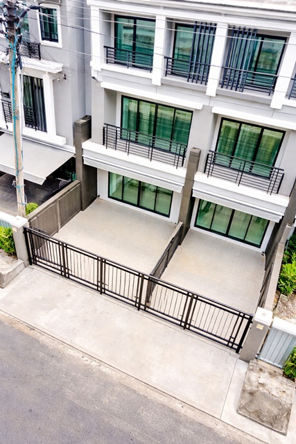 ตลาดพระประแดงอาเขต ถ.สุขสวัสดิ์31-37 ทาวน์โฮม 3ชั้น 3นอน 3น้ำ ใกล้แยกพระประแดง 400 ม. 22 ตร.ว. 260 ตร.ม. 19,999 B-M. ทำเลศักยภาพย่านสุขสวัสดิ์ เหมาะอยู่อาศัย และโฮมออฟฟิศ ใกล้ ห้างบิ๊กซี สุขสวัสดิ์ 400 ม.สถานศึกษา ทางด่วน และแหล่งอำนวยความสะดวกครบครัน ทำเลติดถนนใหญ่ PhraPradaeng Arcade Market SukSawat Rd. 31-37 3story townhome 3bed 3bath near PhraPradaeng 400m. 22sq.wa. 260sq.m. 19,999B-M prime location in SukSawat PhraPradaeng area ideal for residential or home office close to BigC SukSawat 400 m. schools expressway and complete amenities located on a main road.ตลาดพระ