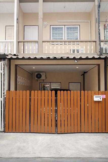 สถานีรถไฟฟ้า BTSคูคต 2.3กม. แม็คโคร โลตัสใหญ่ ลำลูกกาคลอง2-3 ทาวน์เฮ้าส์ หมู่บ้านแอร์ 16 ตรว. 128ตรม.  2-3นอน 3แอร์ ขาย 1,19 ล้านบาท หรือให้เช่า 5,499-6,000 B-MBTS KhuKhot 2.3km Townhouse 2-3beds 2baths Big Lotus Makro LamLukKa 16sq.wah 128sq.m located in LamLukKa Khlong2-3 suitable for living or rental investment at attractive price For sale at 1.19 million baht or for rent. 5,499-6,000 B-Mลำลูกกาคลอง2-3ตำบลคูคต อำเภอลำลูกกา ปทุมธานีขนาด 16 ตร.ว. พื้นที่ใช้สอย 128 ตร.ม.Land size 16 sq.wah usable area 128 sq.mบ้านแสภาพดี พื้นที่ใช้สอยคุ้มค่า รองรับ 2-3 ห้องนอน พร้อม�