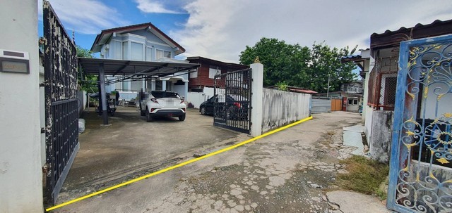 Nina Nick : 094-6599-369e-mail : nj.property21@gmail.comขายที่ดิน  (แถมบ้านเดี่ยว 2 ชั้น หมู่บ้านผกามาศ) สุขุมวิท 71 ซอยปรีดีย์ 14 , พัฒนาการ 20 ขนาดที่ดิน 150 ตรว.  หากไม่ต้องการบ้านจะรื้อออกเหลือแต่ที่ดินได้ค่ะพื้นที่ใช้สอย  182 ตรม.*บ้านปลูกสร้างเองเป็นตึกประมาณ 20 กว่าปี *ปูพื้นหินอ่อน เล่นระดับ ด้านหน้า&กลาง เป็นโซนรับแขก*ด้านหลัง ห้องครัว และมีต่อเติมห้องนอนด้านหลัง *ชั้นบน เล่นระดับ ส่วนกลางนั่งเ�