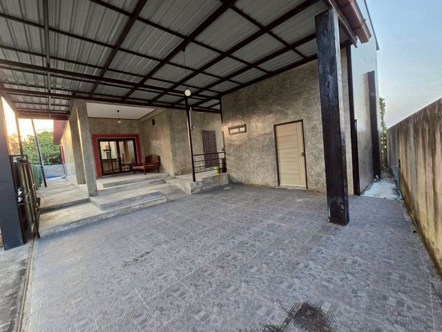 บ้านเช่า #โซนหางดง 22,000 บาท/เดือน ขาย 5.2 ล้าน 90 ตรว. #หมู่บ้านเบญจรงค์ บ้านชั้นเดียว #สไตล์โมเดิร์นลอฟท์ สุดฮิป เหมาะกับพักอาศัย หรือเป็นบ้านพักตากอากาศ หรือสำหรับเปิดร้านคาเฟ่สุดเก๋ที่ดิน 90 ตารางวาพื้นที่ใช้สอยประมาณ 120 ตารางเมตร2 ห้องนอน 2 ห้องน้ำ 1 ห้องนั่งเล่น1 ห้องครัว2 ห้องเก็บของ ภายใน/นอก บ้าน1 ห้องเก็บของใต้บันไดจอดรถ 2 คันหน้าบ้านหันทิศเหนือตัวบ้านด้านหลั�