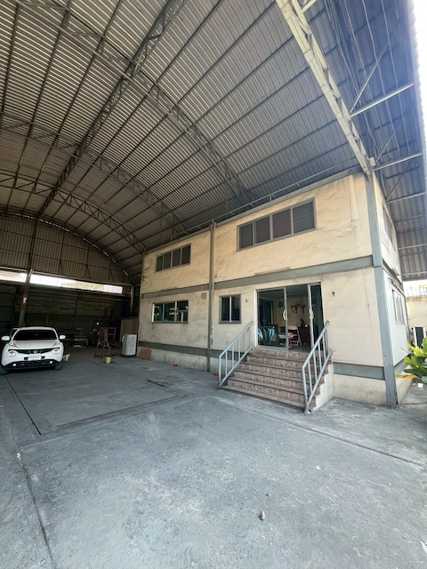 BST1005 ให้เช่าโกดังโรงงาน ปู่เจ้าสมิงพราย สมุทรปราการ ติดถนนใหญ่ พื้นที่สีม่วง ขอใบ รง.4 ได้ติดต่อ Agent คุณบัว (Bua)Tel: 093-646-4597 LINE ID: Bua093ค่าเช่า 95,000 บาทต่อเดือนให้เช่าโกดังโรงงานทำเลทอง ย่านปู่เจ้าสมิงพราย จังหวัดสมุทรปราการ ติดถนนใหญ่ เหมาะสำหรับโรงงาน คลังสินค้า ศูนย์กระจายสินค้า หรือธุรกิจ Car Care และธุรกิจอุตสาหกรรมต่าง ๆ ตั้งอยู่ในพื้นที่สีม่วง สามารถขอใบอนุญาตโรงงาน ร�