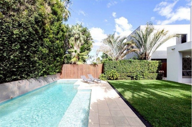 ด่วน! เซ้งธุรกิจบ้านพัก Pool Villa ใจกลางกรุงเทพ คืนทุนไวใน 1-2 ปี - ธุรกิจพร้อมรันต่อทันที: มีระบบ และฐานลูกค้าแน่น รับรายได้ ต่อได้ทันที- ได้บ้านพูลวิลล่า 2 หลังใจกลางกรุงเทพ 4 ห้องนอน 4 ห้องน้ำ พื้นที่กว่า 100 ตรว. ตั้งอยู่บนถนนสุขุมวิท (เเขวงคลองตันเหนือ เขตวัฒนา กรุงเทพฯ)- บ้านทำเลทอง: กลางเมือง ใกล้ห้าง Emporium, Emquartier, One Bangkok, ตึกมหานคร และสถานที่ท่องเที่ยวอีกมากมาย เดินทางสะด�