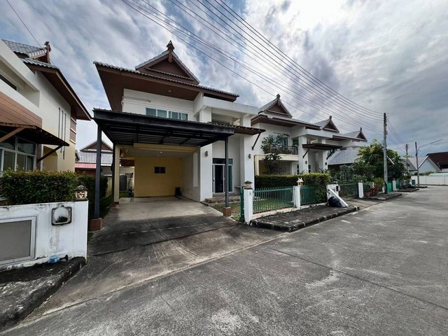 #โซนสันทรายน้อย ห่าง #เซ็นทรัลเฟสติวัล 10 นาที ลดราคาจาก 4.2 ล้าน เหลือเพียง 3.9 ล้าน The Greenery #สันทราย บ้านเดี่ยว 2 ชั้น ทำเลดี #ขายต่ำกว่าราคาประเมิน #ใกล้ตลาดสามแยก เดินทางสะดวก #ซื้ออยู่เองหรือปล่อยเช่าได้ รายละเอียดบ้านเนื้อที่ 51 ตารางวา3 ห้องนอน | 3 ห้องน้ำ1 ห้องอเนกประสงค์ (ทำห้องทำงาน / ห้องผู้สูงอายุได้)1 ห้องครัวที่จอดรถ 2 คันบ้านหันหน้าทิศ เหนือ ลมดี อยู่สบายทั้งปี 