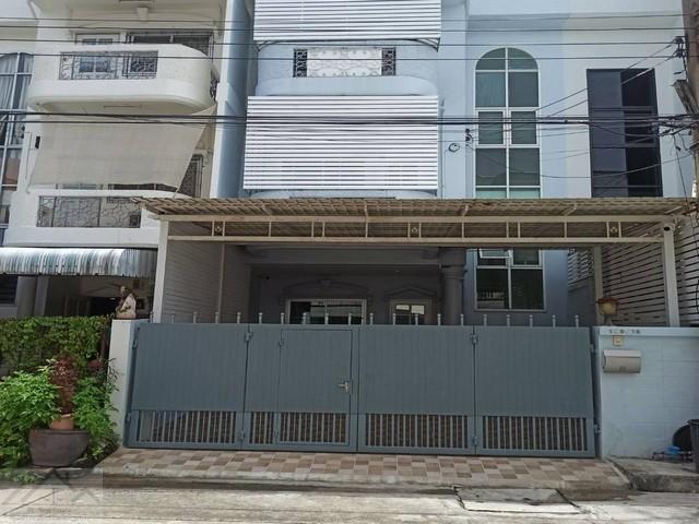 ขายทาวน์โฮม 3 ชั้น 36 ตรว. 4 ห้องนอน หมู่บ้าน 84 แมนชั่น ซอยประดิษฐ์มนูธรรม 5 ลาดพร้าว 84 เลียบด่วนติดต่อ:: ชยา โทร/ID Line:: 0942823961Link Line:: https://line.me/ti/p/3xFA1An8Kcรหัส# T26-483ทาวน์โฮม 3 ชั้น หมู่บ้าน 84 แมนชั่น – ซอยประดิษฐ์มนูธรรม 5ใกล้ MRT ลาดพร้าว 71 เพียง 900 เมตร- เนื้อที่ 36 ตรว.- พื้นที่ใช้สอยประมาณ 250 ตร.ม.- 4 ห้องนอน- 3 ห้องน้ำ- จอดรถในบ้านได้ 2 คัน จอดหน้าบ้าน 1 คัน,- แอร์ 6 เครื่อง- รวมเฟอร์นิเจอร์ตามรูป, รวมแอร์, เ