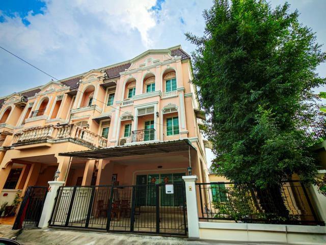 ให้เช่าทาวน์โฮม 3 ชั้น รีโนเวทใหม่ 4 ห้องนอน The URBAN สาทร เพียง 4 นาทีถึง BTS บางหว้า พร้อมเข้าอยู่ทันทีติดต่อ:: ชยา โทร/ID Line:: 0942823961Link Line:: https://line.me/ti/p/3xFA1An8Kcรหัส# T26-487ทาวน์โฮม 3 ชั้น รีโนเวทใหม่ The URBAN sathorn เพียง 4 นาทีถึง BTS บางหว้า• พื้นที่ใช้สอย 300 ตร.ม.• 4 ห้องนอน• 5 ห้องน้ำ• จอดรถได้ 3-4 คัน• รีโนเวทใหม่ พร้อมเฟอร์ครบ• วิวสวน เงียบสงบ น่าอยู่• Smart TV + Soundbar• เตียง King Size• ตกแต่งใหม่ บ้านขนาดใหญ่ มีพื้นที่ส�