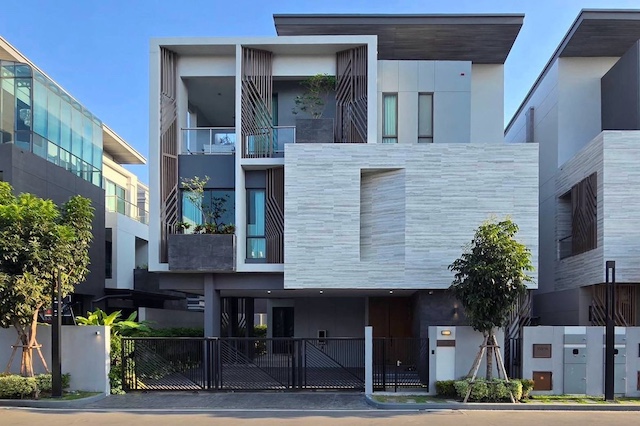 BH3947 ให้เช่าวิลล่าหรู The Gentry พัฒนาการ 2 3 ชั้น 4 ห้องนอน ใกล้ทองหล่อ เพียง 5 กม ใกล้ Clubhouse พร้อมเฟอร์ รับต่างชาติติดต่อ Agent คุณบัว (Bua)Tel: 093-646-4597 LINE ID: Bua093ราคาเช่า 250,000 บาท/เดือนรายละเอียดบ้านเดี่ยวระดับลักชัวรีในโครงการ The Gentry พัฒนาการ 2 ทำเลใจกลางเมืองพัฒนาการ 32 เพียง 5 กม ถึงโซนทองหล่อ เดินทางสะดวก ใกล้ทางด่วนฉลองรัช และรถไฟฟ้า เหมาะสำหรับครอบครัวระดับพรีเมียม และชาวต่างชาติบ้าน 3 �