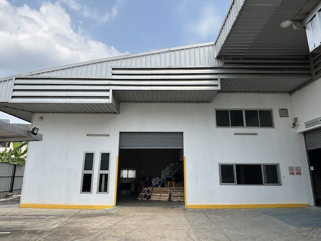 BST1050 ให้เช่าโกดังพร้อมสำนักงาน 300 ตร.ม แยกติวานนท์ ใกล้ MRT แยกติวานนท์ และทางด่วนงามวงศ์วาน รถบรรทุกเข้าได้ติดต่อ Agent คุณบัว (Bua)Tel: 093-646-4597 LINE ID: Bua093ราคาเช่า 100,000 บาท/เดือนรายละเอียดโกดังพร้อมสำนักงานให้เช่า ทำเลดี ย่านติวานนท์ นนทบุรี ใกล้ MRT แยกติวานนท์ เพียง 650 เมตร เดินทางสะดวก ใกล้ทางด่วนงามวงศ์วาน เหมาะสำหรับธุรกิจคลังสินค้า สำนักงานขนาดเล็ก โรงงานเบา และโลจิสติกส์พ