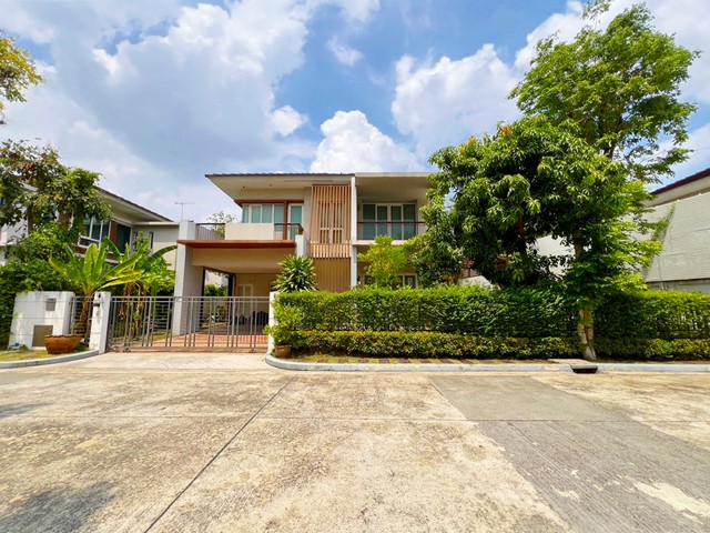 รหัสทรัพย์  69179 ขายบ้านเดี่ยว โครงการ เดอะ ซิตี้ ราชพฤกษ์ - จรัญ 13 พิกัดที่ตั้ง : 99 ซอย บางแวก 17 แขวงบางแวก เขตภาษีเจริญ กรุงเทพมหานคร 10160รายละเอียดทรัพย์ - ขนาดที่ดิน 86.3 ตารางวา พื้นที่ใช้สอย 252 ตารางเมตร - บ้านมี 4 ห้องนอน 3 ห้องน้ำ แบ่งเป็นชั้นบน 3 ห้องนอน และ ชั้นล่าง 1 ห้องนอน - 1 ห้องรับแขก 1 ห้องนั่งเล่น 1 ห้องครัว จอดรถในบ้าน 2 คัน - มีพื้นที่สำหรับจัดสวนภายในบ้าน - บ้านมีโ�