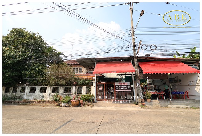 ขาย บ้านเดี่ยว 2 ชั้น ทำเลดี หน้าโครงการ ลภาวัน 5 ราคา 13.5 ล้านบาท ขายพร้อมร้านอาหารพื้นที่ : 121.3 ตร.วาพื้นที่ใช้สอย : 200 ตร.ม3 ห้องนอน 2 ห้องน้ำ1 ห้องรับแขก ห้องครัว ห้องทำงาน ห้องเก็บของใต้บันไดที่จอดรถ 4 คันจุดเด่น / ทำเลที่ตั้ง: Big C , MR.DIY: ใกล้รถไฟฟ้าสายสีม่วง สถานีบางรักน้อยท่าอิฐ-สถานีไทรม้า: ถนนราชพฤกษ์​, ถนนรัตนาธิเบศร์, ถนนกาญจนาภิเษก, ถนนบรมราชชนนี, ถนนนครอินทร์: ตลา�