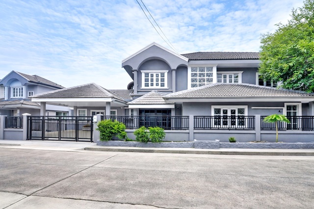 คฤหาสน์ใหญ่มาก 7-Elevenสุวินทวงศ์ 44 450 ม. ให้เช่า 5นอน 6แอร์ รักสัตว์ ตลาดหนองจอก 1.2 กม. 5น้ำ  100ตรว.  จอดรถ4คัน  โลตัส2.3 กม.บิ๊กซี 