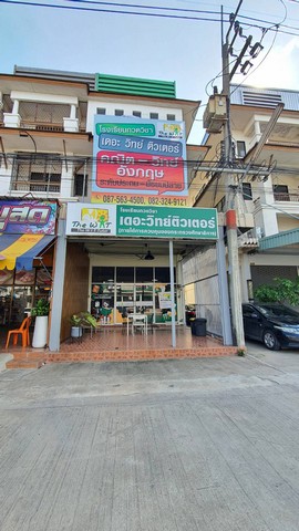 อาคารพาณิชย์ ถนนกิจมณี ติดต่อ นีน่า นิค : 094-6599-369Email : nj.property21@gmail.comขายอาคารพาณิชย์ 3 ชั้นครึ่ง  ติดถนนกิจมณี บางหญ้าแพรก สมุทรสาคร  หน้าหมู่บ้านเมืองทอง  ตรงข้าม C J More   ใกล้โรงเรียนสามชัย วิเทศศึกษา สำนักงานสาธารณสุขจังหวัดสมุทรสาครอาคารเหมาะทำออฟฟิต. ศูนย์กระจายสินค้าออนไลน์ หรือทำกิจการค้าขายหน้าร้าน มีรถผ่านจำนวนมาก ทำเลดี- พื้นที่ 21.9 ตารางวา  - พื้นที่ใช้สอยประมาณ 3