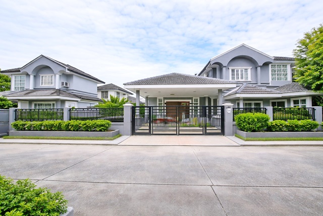 7-Elevenสุวินทวงศ์ 44 450 ม.  รักสัตว์ ตลาดหนองจอก 1.2 กม. คฤหาสน์ใหญ่มาก ให้เช่า 5นอน 6แอร์ 5น้ำ  100ตรว. 500ตรม. จอดรถ4คัน  โลตัส2.3 กม.บิ๊กซี 2.5 กม. รอยัลปาร์ควิลล์   24,999 B-M7-Eleven Suwinthawong44 450m Love Pet NongChok Market 1.2km. Very large mansion for rent: 5beds 6A/C 5baths 100sq.wa. 500sqm. parking for 4cars. Lotus 2.3 km, Big C 2.5 km. Royal Park Ville. 24,999THB.ถนนสุวินทวงศ์ แขวงลำผักชี เขตหนองจอก กรุงเทพมหานครเลียบวารีขนาด 100 ตารางวา 500 ตารางเมตรLand size 100 sq wa 500 sq mคฤหาสน์ 2 ชั้น ให้เช่า พื้นที่กว้างขวาง 100 ตารางวา �