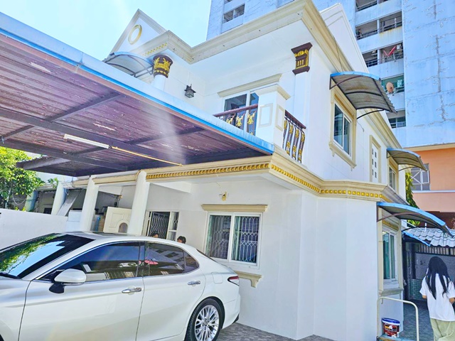 บ้านเดี่ยว 4นอน รพ.เวชธานี 2.3 กม. 2น้ำ  MRTเดอะมอลล์ บางกะปิ 450ม. 50 ตร.ว. 200 ตร.ม.แฮปปี้แลนด์  19,998B-M. เดินทางสะดวก4-bed detached house.Vejthani Hospital 2.3km. MRT The Mall Bangkapi 450m. 50sq.wa. Happyland   2-bath 200sq.m. 19,998B-M. Convenient transportation.ถ.แฮปปี้แลนด์ ลาดพร้าว นวมินทร์ แขวงคลองจั่น เขตบางกะปิ กรุงเทพมหานครทาวน์เฮ้าส์ 2 ชั้น บรรยากาศชุมชนพักอาศัย เดินทางสะดวก เชื่อมต่อถนนลาดพร้าว ถนนนวมินทร์ และถนนแฮปปี้แลนด์ตัวบ้านมี 4 ห้องนอน 2 ห้องน้ำ โดยห้�