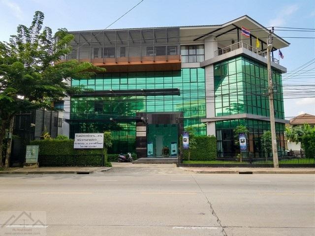 ให้เช่า- ขายอาคารพาณิชย์ 4 ชั้น พร้อมลิฟต์ มีชั้นดาดฟ้า ขนาด 1,700 ตรม หลังหัวมุม บนถนนคู้บอน เหมาะกับธุรกิจทุกประเภทติดต่อ:: ชยา โทร/ID Line:: 0942823961Link Line:: https://line.me/ti/p/3xFA1An8Kcรหัส# T26-497• อาคารพาณิชย์ 4 ชั้น พร้อมลิฟต์ มีชั้นดาดฟ้า ถนนคู้บอน• เนื้อที่: 185 ตารางวา• พื้นที่ใช้สอย: ประมาณ 1,700 ตร.ม.• ชั้น 1–3: พื้นที่สำนักงาน / ธุรกิจ• ชั้น 4: ที่พักอาศัย• แอร์ 23 เครื่อง• ที่จอดรถรวมประมาณ 12 คัน• มีโรง�