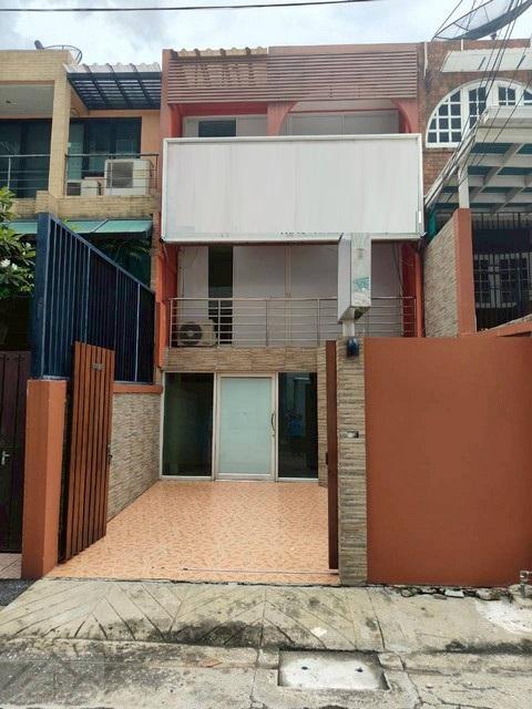 ให้เช่าทาวน์เฮ้าส์ 3 ชั้น 300 ตรม. ตรงข้ามซอย ทองหล่อ 25 ใกล้ BTS ทองหล่อ ใกล้ดองกิมอลล์ ทองหล่อติดต่อ:: ชยา โทร/ID Line:: 0942823961Link Line:: https://line.me/ti/p/3xFA1An8Kcรหัส# T26-498• ทาวน์เฮ้าส์ 3 ชั้น ตรงข้ามซอย ทองหล่อ 25 ใกล้ BTS ทองหล่อ• ขนาด 24 ตารางวา• พื้นที่ใช้สอย 300 ตารางเมตร• 2 ห้องนอน• 3 ห้องน้ำ + ห้องน้ำแม่บ้าน 1• ห้องอเนกประสงค์ 4 ห้อง• ลานระเบียง หลังบ้าน• เครื่องใช้ไฟฟ้า แอร์ 4 เครื่อง ปั้มน้ำ• ที่จอดรถ 1 ค�