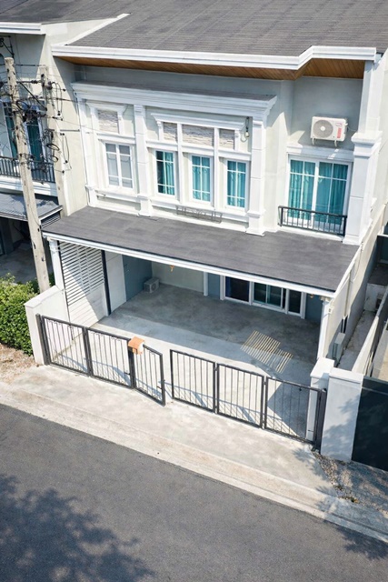 ม.ราม2  22ตร.ว. นิคมอัญธานี เจโม 900 ม. 4นอน บางนา-สวนหลวง ทาวน์เฮาส์หัวมุม 2 ชั้น 3น้ำ  150 ตร.ม. เมกา บางนา เซ็นทรัล บางนา แยกทุ่งเศรษฐี Gold 19,999 B-MMega Bangna Central Bangna 22sq.wa 150sq.m.Anchanthani Industrial Estate Jemo 900m. 4 beds Bangna SuanLuang 2-story corner townhouse 3baths  n Thung Setthi Intersection Gold. 19,999 B-Mขนาด 22 ตร.ว. พื้นที่ใช้สอย 150 ตร.ม.Size 22 sq.wah with 150 sq.m. ถ.บางนา-ตราด กาญจนาภิเษก แขวงดอกไม้ เขตประเวศ กรุงเทพมหานครทาวน์เฮาส์สไตล์อังกฤษ ยูนิตหัวมุม ตั้งอยู่บนถนนหลักของโครงการ ใ�