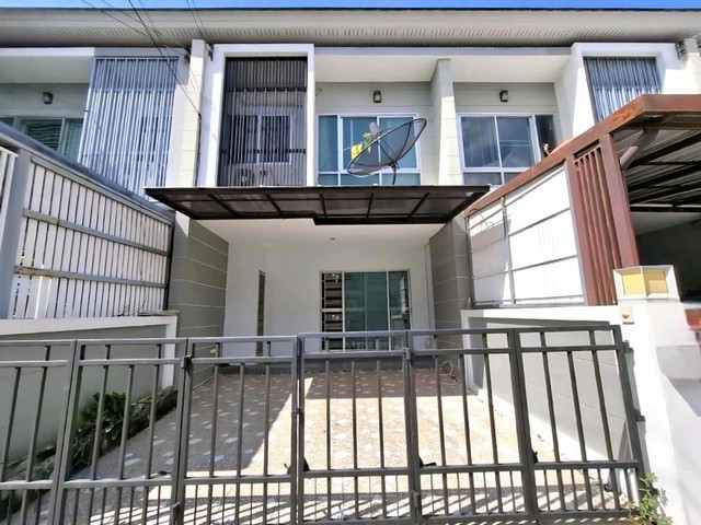 ให้เช่าทาวน์โฮม2ชั้น (แอร์3เครื่อง)ซอยราษฎร์พัฒนา15 รามคำแหง•19ตรว.ตกแต่งใหม่  •3ห้องนอน 2ห้องน้ำ •1ห้องรับแขก 1ห้องครัว •แอร์3เครื่อง •พร้อมเฟอร์นิเจอร์ครบพร้อมเครื่องใช้ไฟฟ้า ยกเว้นTV •จอดรถ1คันบรรยากาศเงียบสงบ ถนนใหญ่กว้างขวาง ฟิตเนสและสระว่ายน้ำ ถ.ราษฎร์พัฒนา หรือวงแหวน-รามคำแหง แขวงทับช้าง เขต สะพานสูง กรุงเทพฯ10250ใกล้โรงเรียนเตรียมอุดมฯ โรงเรียนนานาชาติ�