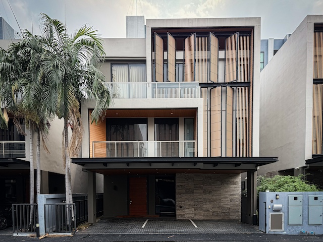 BS1043 ขายบ้านเดี่ยว 3 ชั้น Motique Chaengwattana ซอย 10 พร้อมลิฟต์ส่วนตัว ใกล้รถไฟฟ้าสายสีชมพู ทำเลแจ้งวัฒนะติดต่อ Agent คุณบัว (Bua)Tel: 093-646-4597 LINE ID: Bua093ราคาขาย 45.9 ล้านบาทรายละเอียดทรัพย์ขายบ้านเดี่ยวหรู 3 ชั้น ในโครงการ Motique Chaengwattana ทำเลแจ้งวัฒนะ ซอย 10 เดินทางสะดวก ใกล้รถไฟฟ้าสายสีชมพู สถานีทีโอที เพียงประมาณ 250 เมตร และใกล้ทางด่วน เหมาะสำหรับครอบครัวใหญ่หรืออยู่อาศัยระดับ Luxuryราคาขาย 45.9 ล้านบาท�