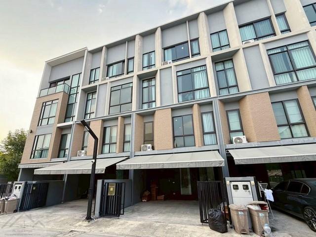 ขายทาวน์โฮม 3.5 ชั้น โครงการเอสทารา เฮเว่น พัฒนาการ 20 ใกล้เอกมัย ทองหล่อราคาขาย 7,800,000 บาทที่ตั้ง ถนนอ่อนนุช ซอยอ่อนนุช 17 (พัฒนาการ 20) แขวงสวนหลวง กรุงเทพมหานคร 10250ติดต่อ : คุณภัสพงณ์ 0634098164Line : deedee23https://www.facebook.com/profile.php?id=61581484955548เนื้อที่ 22 ตารางวา พื้นที่ใช้สอย 220 ตารางเมตร จำนวน 3.5 ชั้น 3 ห้องนอน 4 ห้องน้ำ 1 ห้องครัว จอดรถ 2 คันสิ่งอำนวยความสะดวกในโครงการ- คลับเฮาส์ , สระว่ายน้ำ , ฟิตเนส , สวนสา