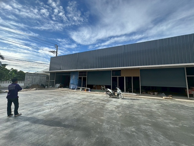 BST957 ให้เช่าโกดัง พร้อมออฟฟิศ สุขุมวิท 93 ใกล้ BTS บางจาก BTS อ่อนนุช 108 ตร.ม. จดทะเบียนบริษัทได้ติดต่อ Agent คุณบัว (Bua)Tel: 093-646-4597 LINE ID: Bua09336,000 บาทต่อเดือน ห้องกลาง38,000 บาทต่อเดือน ห้องมุมรายละเอียดทรัพย์ให้เช่าโกดังพร้อมออฟฟิศ ทำเลสุขุมวิท 93 ย่านบางจาก อ่อนนุช ใกล้รถไฟฟ้า เดินทางสะดวก เหมาะสำหรับสต็อกสินค้า ธุรกิจออนไลน์ สำนักงานขนาดเล็ก หรือธุรกิจ SMEว่าง 2 ยูนิตติดกัน พร้อมเข้าอ�