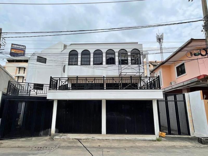 HR 9768 ให้เช่าและขายบ้านเดี่ยว 3 ชั้น ซอยอุดมสุข 52 สุขุมวิท103 รีโนเวทใหม่ ใกล้BTSอุดมสุข และMRTศรีอุดม เหมาะอยู่อาศัย ทำโฮมออฟฟิศ