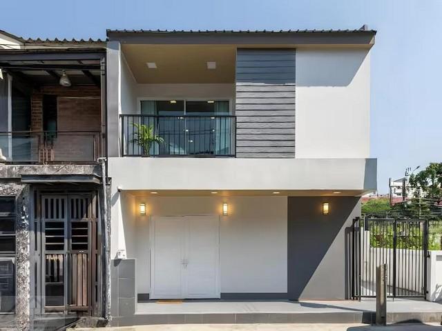 ให้เช่าบ้าน 2 ชั้น หลังมุม 3 ห้องนอน หมู่บ้านอยู่เจริญ ซอยรัชดา 18 บ้านสวยตกแต่งใหม่ เฟอร์นิเจอร์ครบพร้อมอยู่ ใกล้ MRT ห้วยขวาง **อยู่อาศัยหรือ ทำ Air BNB ได้ติดต่อ:: ชยา โทร/ID Line:: 0942823961Link Line:: https://line.me/ti/p/3xFA1An8Kcรหัส # T26-509บ้าน 2 ชั้น หลังมุม หมู่บ้านอยู่เจริญ ซอยรัชดา 18 บ้านสวยตกแต่งใหม่ เฟอร์นิเจอร์ครบพร้อมอยู่• ขนาด 36 ตรว.• พื้นที่ใช้สอย 300 ตรางเมตร• 3 ห้องนอนใหญ่ ( มีเก้าอี้นวด 1 ห้อง )• 3 ห้อ