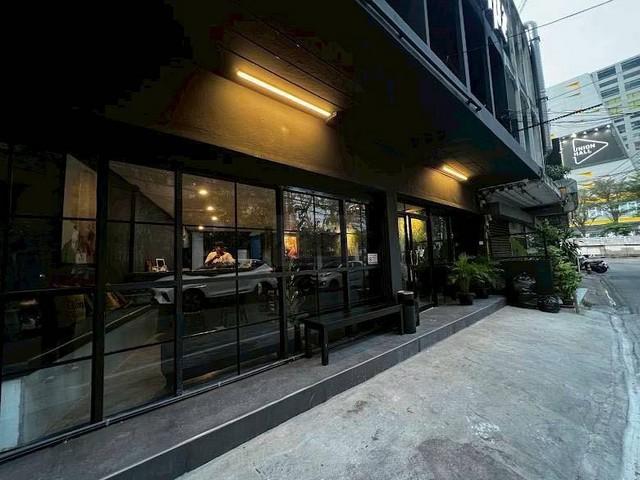 ให้เช่าอาอาคารพาณิชย์ 2 คูหา 3 ชั้น เพดานสูง 3.5 เมตร ทำเลทอง ติด MRT พหลโยธิน ตรงข้าม Union Mall เยื้อง Central ลาดพร้าวติดต่อ:: ชยา โทร/ID Line:: 0942823961Link Line:: https://line.me/ti/p/3xFA1An8Kcรหัส # T26-088- อาคารพาณิชย์ 3 ชั้น 2 คูหาติดกัน- เพดานสูง 3.5 m- พื้นที่ประมาณ 200 ตรม.- หน้ากว้าง 4.5 ม. ลึก 13 ม.- พร้อมเข้าใช้งานทันที เหมาะทำ ร้านค้า คาเฟ่, คลินิก, ออฟฟิศ, โชว์รูม, ห้อง Live สด- ใกล้ BTS ห้าแยกลาดพร้าวและ ติด MRT พหลโยธิน- ตรงข้าม Union Mall เย�