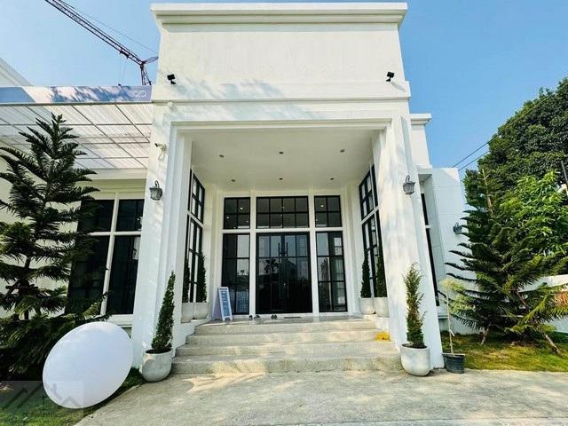 ให้เช่า ขาย ที่ดิน 351 ตรว. พร้อมอาคาร 250 ตรม ย่านแบริ่งซอย 5 เพียง 3 นาที ถึง BTS สถานีแบริ่งติดต่อ:: ชยา โทร/ID Line:: 0942823961Link Line:: https://line.me/ti/p/3xFA1An8Kcรหัส # T26-512ที่ดินพร้อมอาคาร ย่านแบริ่งซอย 5 เพียง 3 นาที ถึง BTS สถานีแบริ่ง• ขนาดที่ดิน 351 ตารางวา• อาคารชั้นเดียว พื้นที่ใช้สอย 250 ตรม• 2 ห้องนอน• 3 ห้องน้ำ• 1 ห้องโถง• ที่จอดรถ 10 คัน ++• ใกล้ BTS สถานีแบริ่ง เพียง 3 นาที*** ราคาเช่า 110,000 บาท/เดือน (บุคคลธรรมดา) ** �