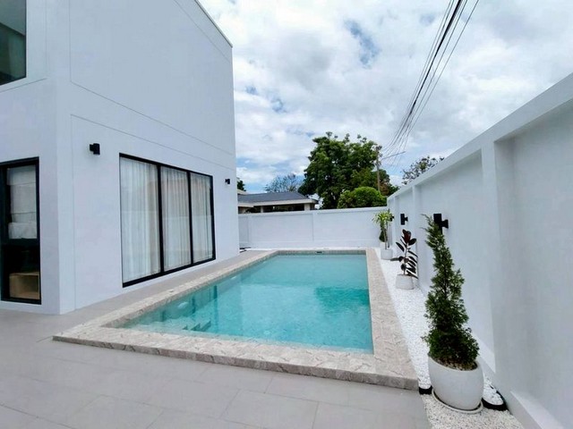 #เวิลด์คลับแลนด์ #หางดง ขาย 11.9 ล้าน #บ้านพูลวิลล่าสร้างใหม่ – บ้านเดี่ยวพูลวิลล่า #แปลงมุม #สไตล์โมเดิร์น โถงสูง โล่งโปร่ง อยู่สบาย #หิ้วกระเป๋าพร้อมเข้าอยู่ได้เลยพื้นที่ใช้สอยรวม 285 ตร.ม.ที่ดิน 70 ตร.วา (แปลงมุม)3 ห้องนอน 4 ห้องน้ำสระว่ายน้ำส่วนตัว ขนาด 7 x 3.5 เมตรที่จอดรถ 2 คันพร้อมระบบเติมอากาศ 2 เครื่อง ป้องกันฝุ่น PM 2.5แอร์ Wall Type 5 ตัว (ยี่ห้อ Carrier)ครัวบิ้วอินครบชุดเตาไฟฟ้า 4 