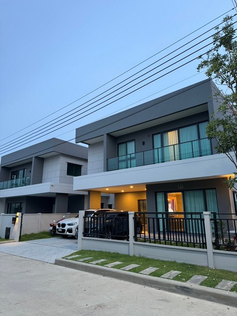 ขายบ้านเดี่ยว 2 ชั้น 209 ตรม. เซนโทร บางนา Centro Bangna ทิศเหนือ ใกล้เมกะบางนา  *** ราคาขาย 13.5 ล้านบาท *** ราคาเช่า 88,000 บาท/เดือน ติดต่อ::  ชยา โทร/ID Line:: 0942823961   Link Line:: https://line.me/ti/p/3xFA1An8Kcรหัส# T26-475 บ้านเดี่ยว เซนโทร บางนา Centro Bangna  ใกล้ Mega บางนา• ขนาดที่ดิน 61 ตร.วา (Type Inizio)• พื้นที่ใช้สอย : 209  ตร.เมตร• 3 ห้องนอน + 1 ห้องนอน (อเนกประสงค์)• 4 ห้องน้ำ• 1 ห้องนั่งเล่น• 1 ห้องครัว• ทิศบ้าน: ทิศเหนือ• จอดรถ: 2 คัน• เฟอร์นิเจอร์ และ